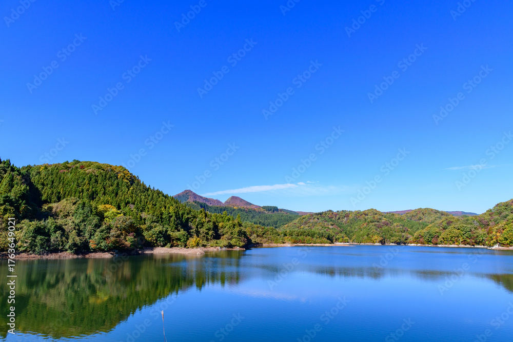 Fototapeta premium 秋 宮城県の二ツ石ダム 
