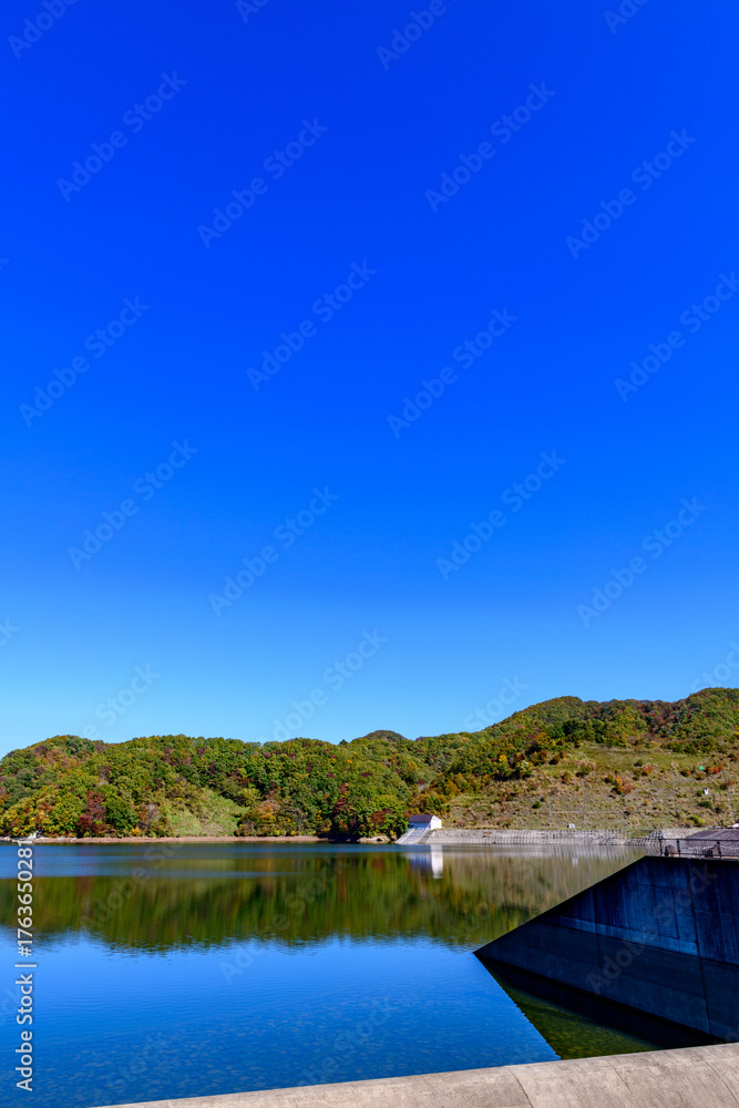 Fototapeta premium 秋 宮城県の二ツ石ダム 