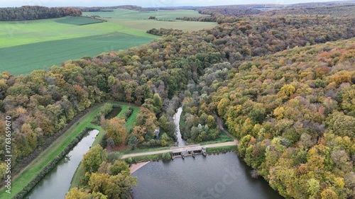 le petit barrage de l'Othain près de Marville, avec sa réserve d'eau qui forme un plan d'eau en bordure de forêt. Paysage d'automne dans la Meuse, en Lorraine courant octobre