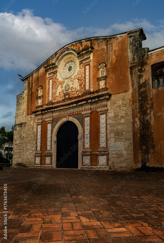 Fototapeta premium primera edifico de la universidad autonoma de santo domingo