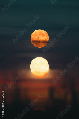 Canvas Print Lune orangée en superposition artistique dans le ciel du soir
