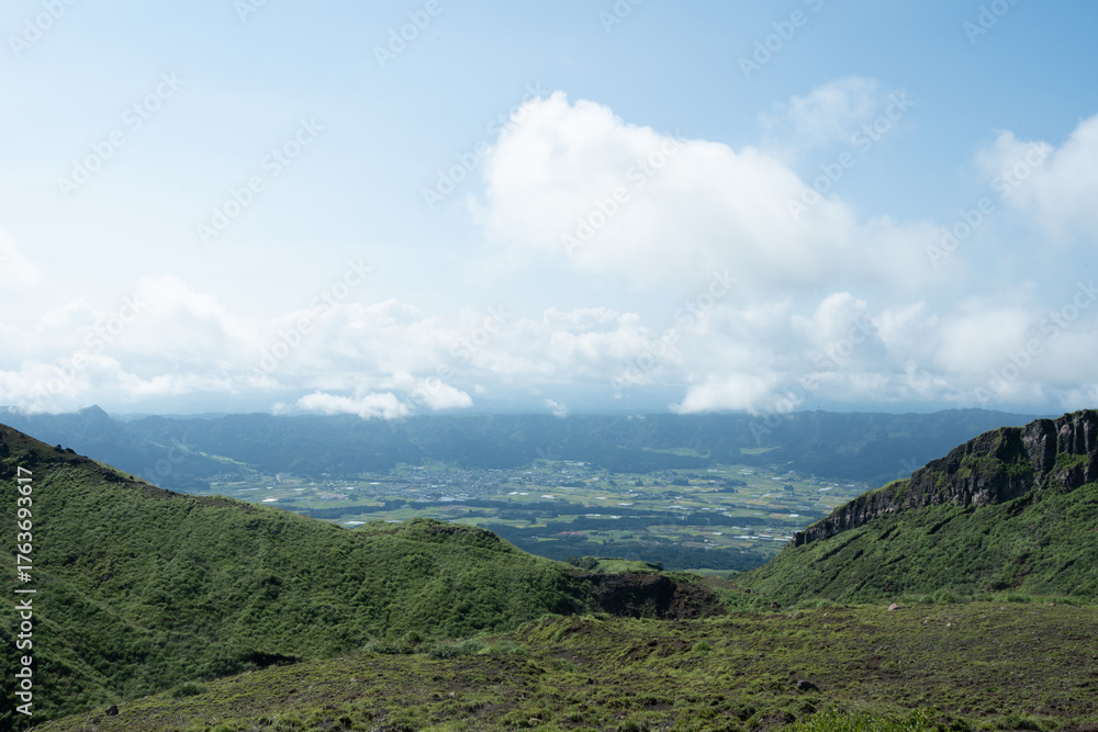 Fototapeta premium 阿蘇山 砂千里ヶ浜からの見た南郷谷