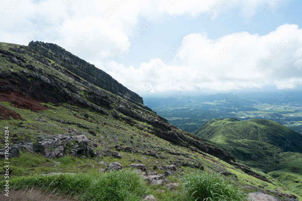 Fototapeta premium 阿蘇山中岳山頂へ行く登山路から見た景色