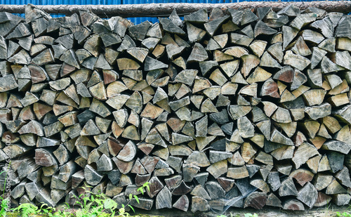 薪小屋・たくさんの薪材