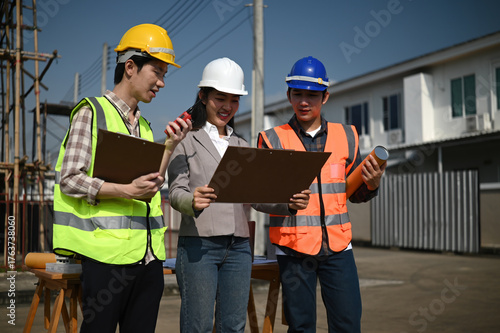 Foto Entrepreneur and contractor team evaluating housing estate progress and design p