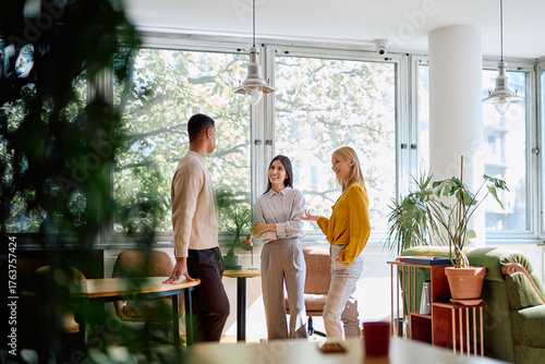 Tableau sur toile Diverse business professionals having an informal meeting, discussing ideas and