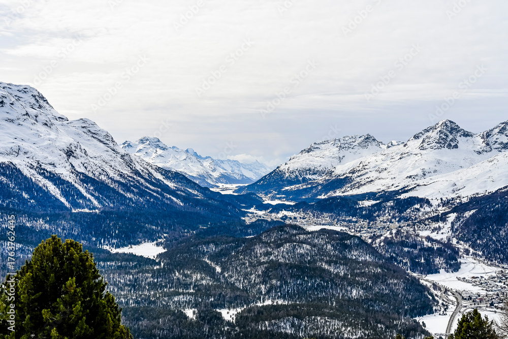 Obraz premium St. Moritz, St. Moritzersee, Muottas Muragl, Piz Julier, Piz Ot, Piz da la Margna, Seenplatte, Stazerwald, Stazersee, Oberengadin, Alpen, Graubünden, Winter, Wintersport, Winterlandschaft, Schweiz