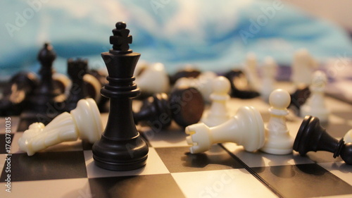 Fotografía chess pieces, black king standing
