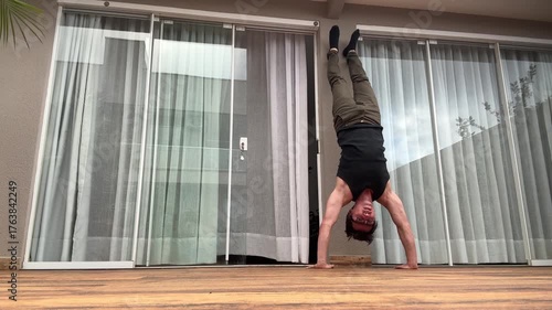 homem faz treino físico em casa 