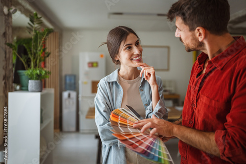 Fotografie Couple choosing paint color for home renovation project
