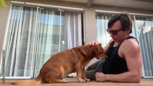 homem junto com cachorro caramelo 