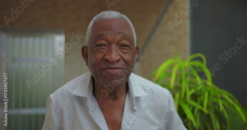 Obraz na plátne Elderly African American man gazing confidently at the camera, exuding wisdom an