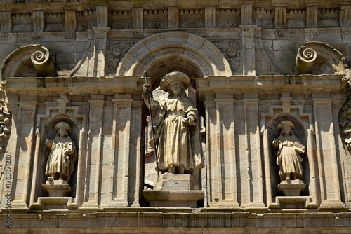 La statue de Saint Jacques au-dessus de la façade est de la cathédrale de Saint-Jacques-de-Compostelle