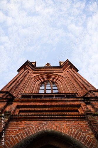 Widok wieży starego kościoła