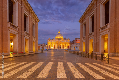 Cuadro en lienzo View of Saint Peter Basilica and Via della Conciliazione at dawn in Rome, Italy