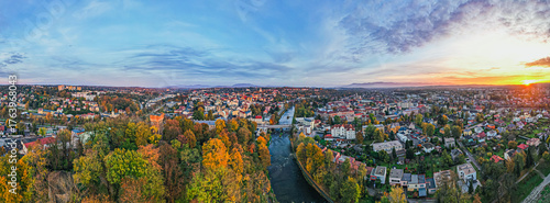 Graniczna rzeka Olza w Cieszynie z mostem łączący polski i czeski Cieszyn. Panorama wieczorem.
