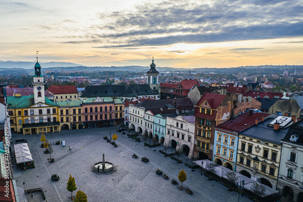 Fototapeta premium Stare miasto Cieszyn na Śląsku w Polsce, rynek i stare kamienice z ratuszem. Panorama wieczorem z lotu ptaka.