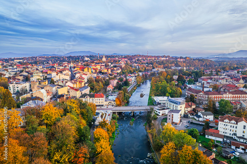 Graniczna rzeka Olza w Cieszynie z mostem łączący polski i czeski Cieszyn. Panorama wieczorem.