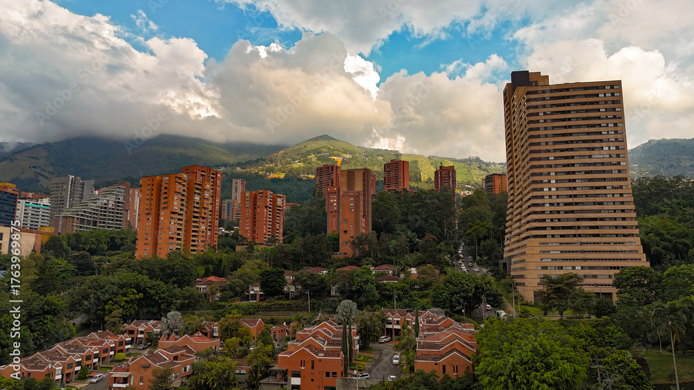 Obraz premium Foto aérea, tomada en el sector de El Poblado, en Medellín, Colombia.