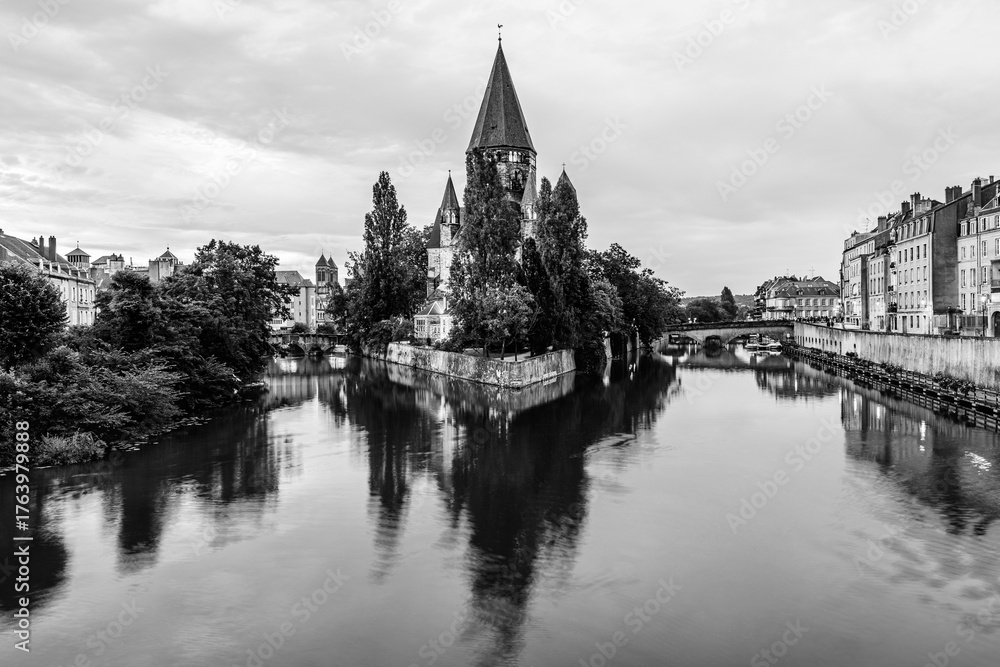 Fototapeta premium Metz, Lorraine region, France: The New Temple church on the banks of river Moselle at twilight in black and white