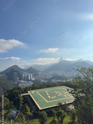 Foto Mirante Dona Marta helipad overlooking Rio de Janeiro skyline and Christ the Red