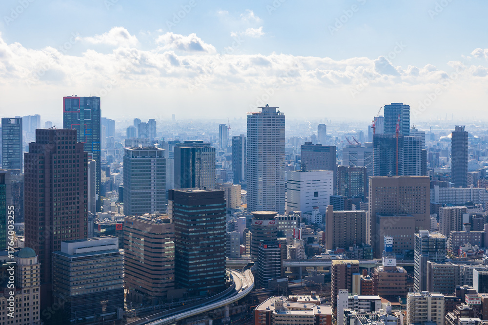 Obraz premium 日本の都市風景 大阪府大阪市 梅田スカイビルからの眺望