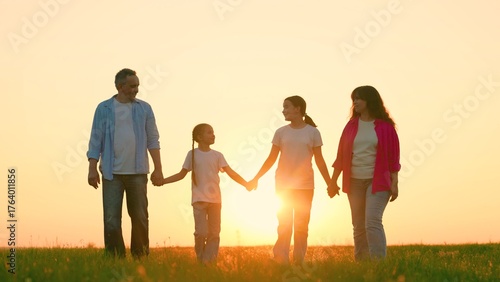 Принти на полотні Family relaxation on lawn