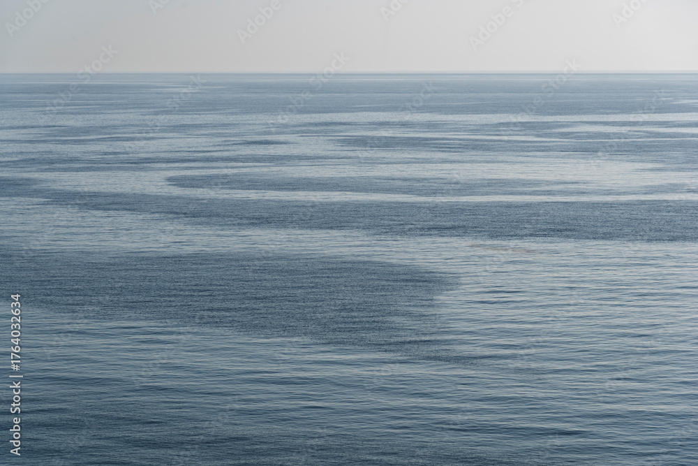 Fototapeta premium Extrañas manchas en el agua de la inmensidad del mar
