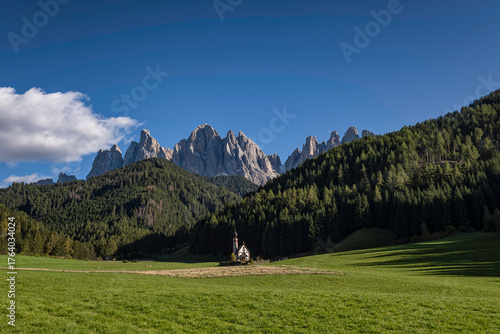 Behang Faith and solitude beneath the peaks — Church of St