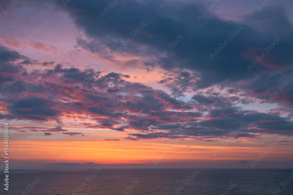 Obraz premium 美しい朝焼けに照らされた海