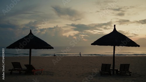 早朝の海で戯れる人々