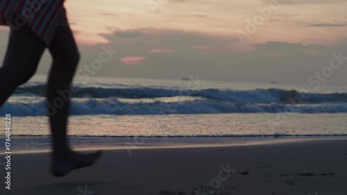 早朝の海で戯れる人々