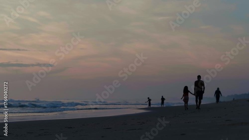 早朝の海で戯れる人々