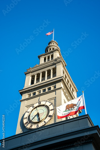 Torre com relógio
