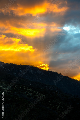 Por do sol atras da montanha