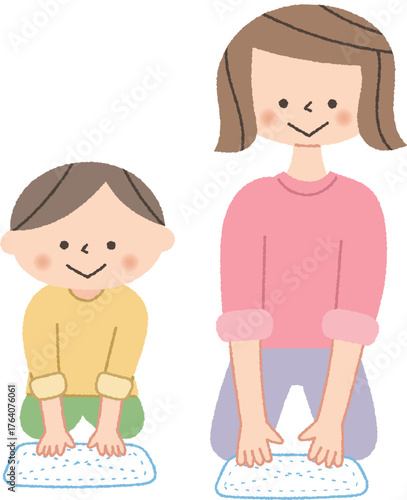 雑巾掛けをする親子