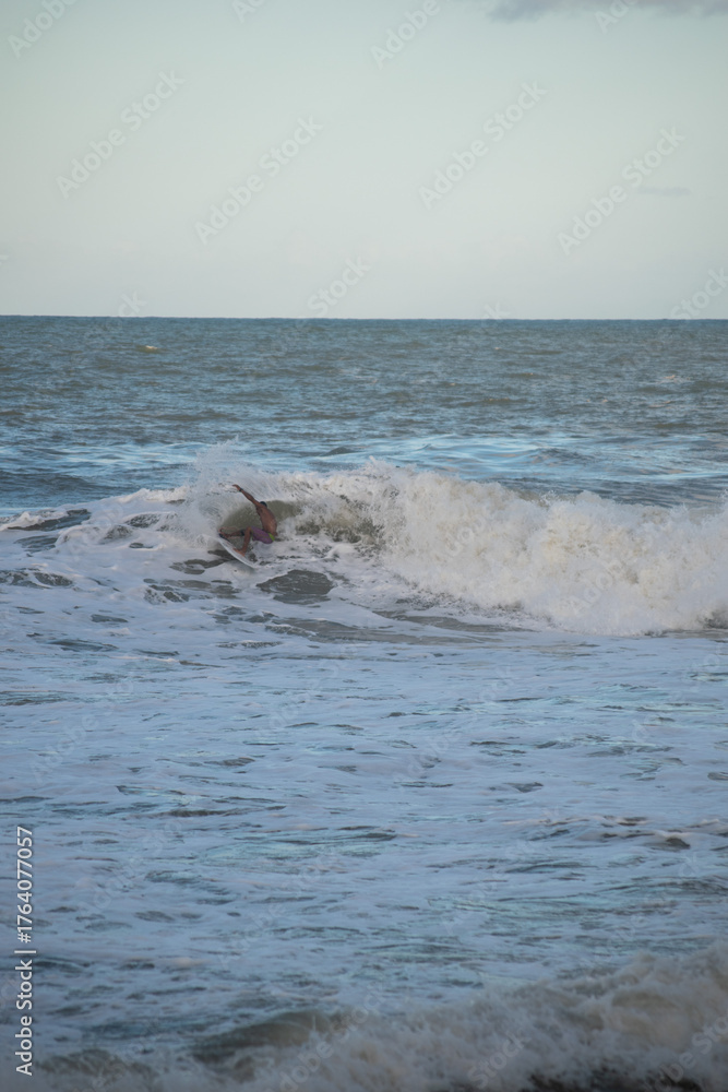 Fototapeta premium itacare, bahia, brazil, tropical, paradise, nature, sunlight, sea, ocean, coast, landscape, travel, tourism, green, blue, yellow, summer, beach, sand, wave, horizon, sunlight, sunlightreflection, exo 