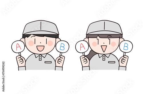 選択札を持った作業服の男女2人