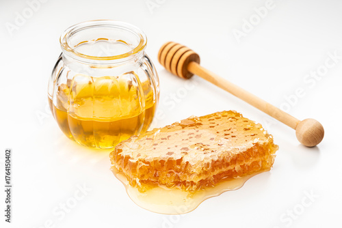 コムハニーとはちみつの瓶とハニーディッパー