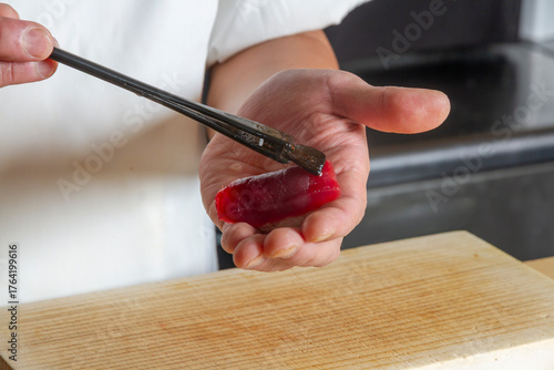 鮨に醤油を塗る