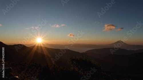 Wallpaper Mural 北岳山荘から見る日の出①　タイムラプス　南アルプス　日本の山 Torontodigital.ca