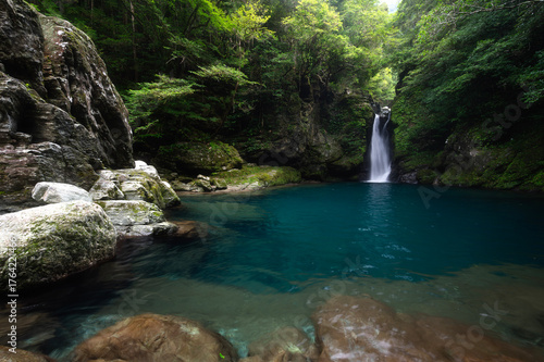 Fotografía Niko Deep, Nikobuchi waterfall along Edagawa River in Summer, Kochi Prefecture,