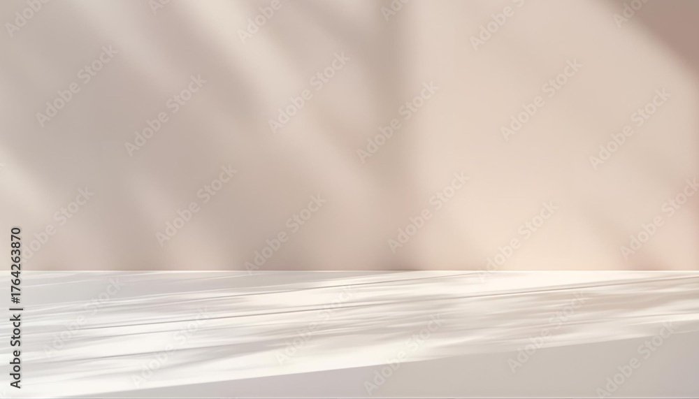 Obraz premium 흰색 표면과 베이지 핑크 벽에 나뭇잎 그림자가 비치는 스튜디오 배경