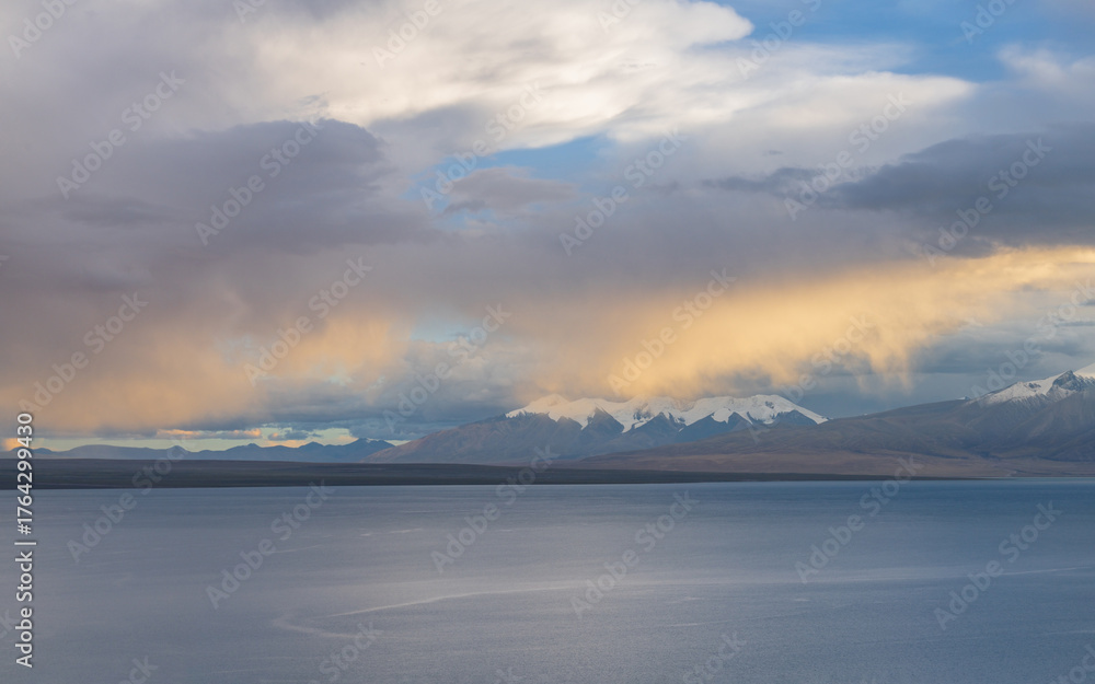 Fototapeta premium The Beautiful Scenery of Kunlun Mountains and Plateau Lakes in Xinjiang, China