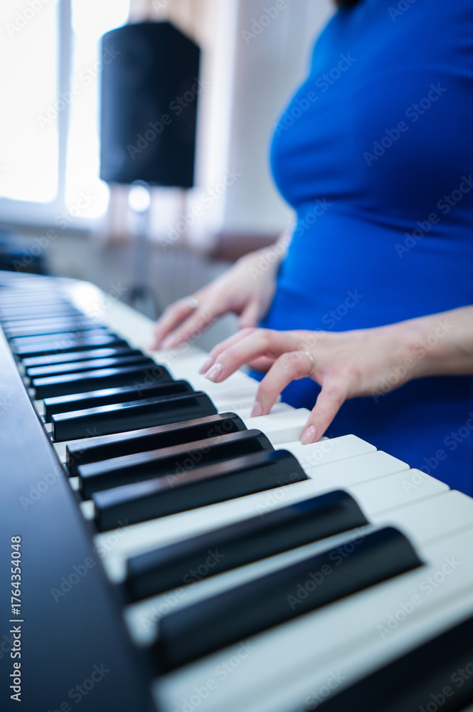 Obraz premium Caucasian woman playing electric piano. 
