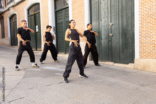 Fotografia Dance troupe performing street choreography in urban environment