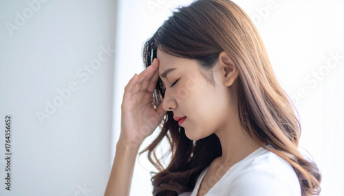 頭痛に苦しむ若い女性