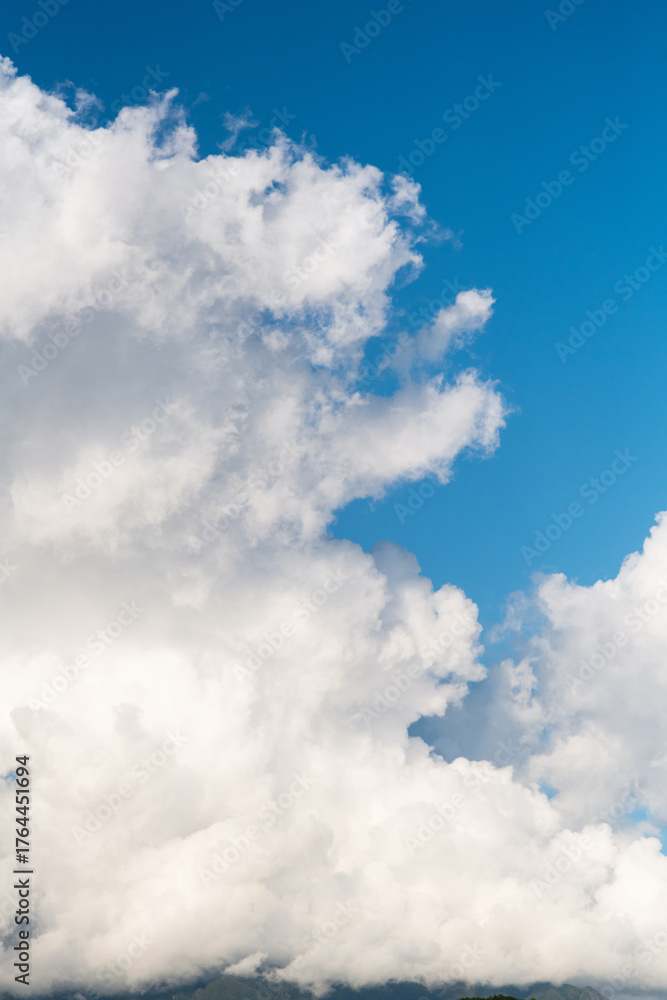 Obraz premium White clouds on clear sky