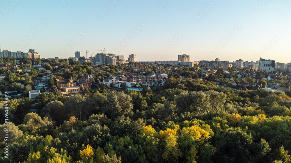 Obraz premium Aerial green city park in urban cityscape on clear sunny day