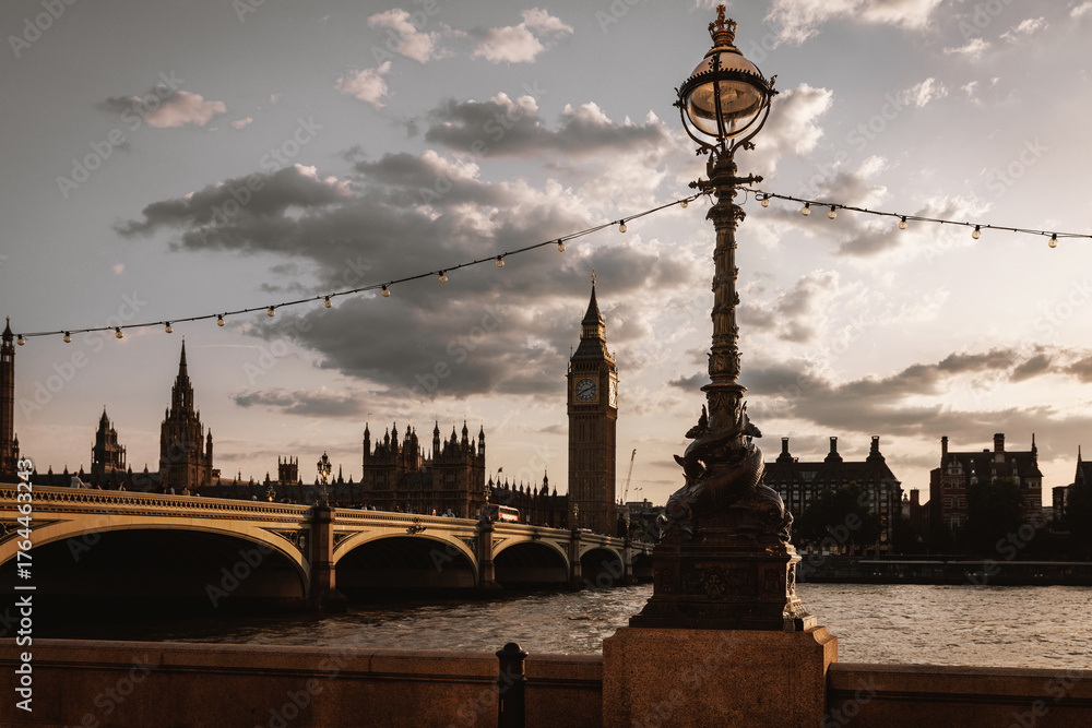 Obraz premium London street lamp and Westminster Bridge at sunset